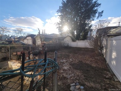 Welcome to this charming Richmond Hill residence ideally located - photo 14
