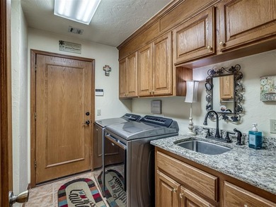 Welcome home to this beautiful 3-bedroom home with a dedicated - photo 34