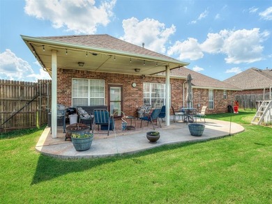 Welcome home to this beautiful 3-bedroom home with a dedicated - photo 36