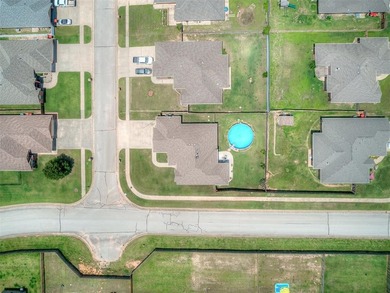 Welcome home to this beautiful 3-bedroom home with a dedicated - photo 42