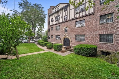 Larchmont Living at Your Fingertips! Step into this charming - photo 18