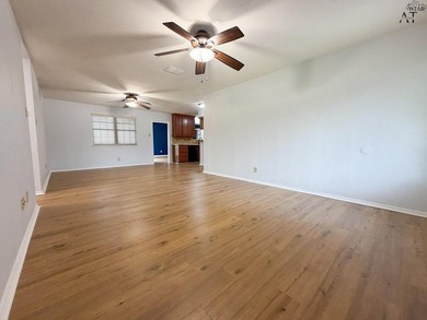 Welcome home to this move-in ready gem in a quiet neighborhood - photo 4