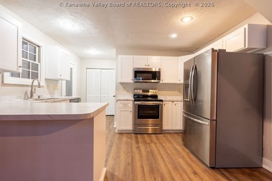 Totally updated throughout, this two-bedroom, two-bath cottage - photo 7
