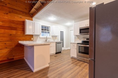 Totally updated throughout, this two-bedroom, two-bath cottage - photo 8