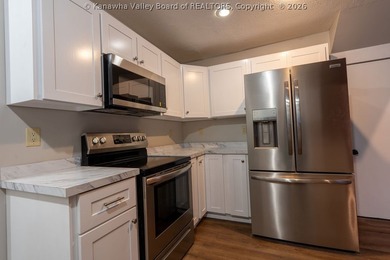 Totally updated throughout, this two-bedroom, two-bath cottage - photo 9