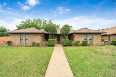 Corner-lot home with a great floor plan and endless potential! - photo 1