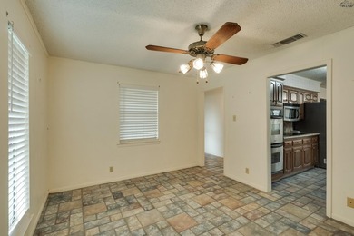 Corner-lot home with a great floor plan and endless potential! - photo 5