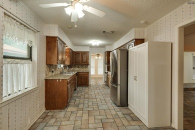 Corner-lot home with a great floor plan and endless potential! - photo 9
