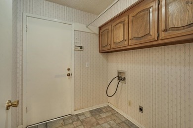 Corner-lot home with a great floor plan and endless potential! - photo 10
