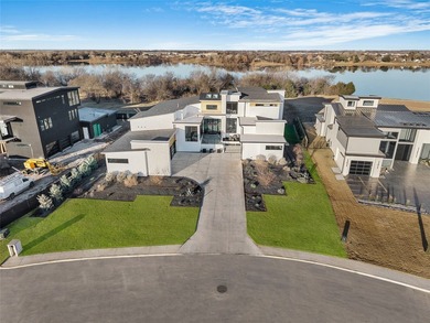 A striking custom-built modern residence overlooking the lake - photo 6