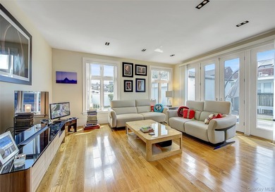 Rebuilt in 2004, this stunning residence sits on an oversized 7 - photo 15