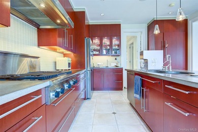 Rebuilt in 2004, this stunning residence sits on an oversized 7 - photo 18