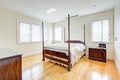 Rebuilt in 2004, this stunning residence sits on an oversized 7 - photo 31