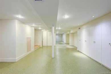 Rebuilt in 2004, this stunning residence sits on an oversized 7 - photo 43