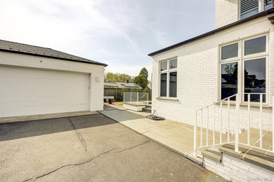 Rebuilt in 2004, this stunning residence sits on an oversized 7 - photo 46