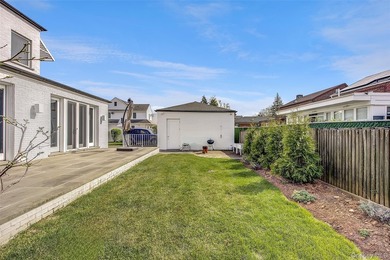 Rebuilt in 2004, this stunning residence sits on an oversized 7 - photo 48