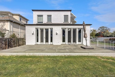 Rebuilt in 2004, this stunning residence sits on an oversized 7 - photo 49