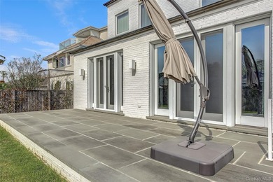 Rebuilt in 2004, this stunning residence sits on an oversized 7 - photo 50