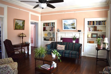 Welcome to the heart of the Garden District! Situated on a