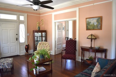 Welcome to the heart of the Garden District! Situated on a