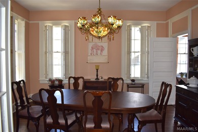 Welcome to the heart of the Garden District! Situated on a