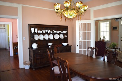 Welcome to the heart of the Garden District! Situated on a