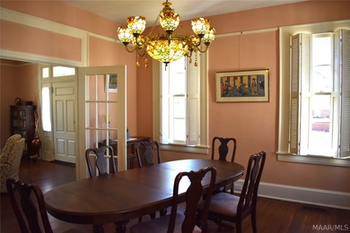 Welcome to the heart of the Garden District! Situated on a