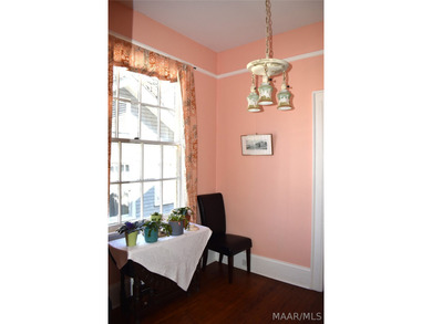 Welcome to the heart of the Garden District! Situated on a