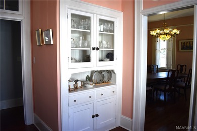 Welcome to the heart of the Garden District! Situated on a