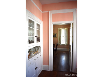 Welcome to the heart of the Garden District! Situated on a