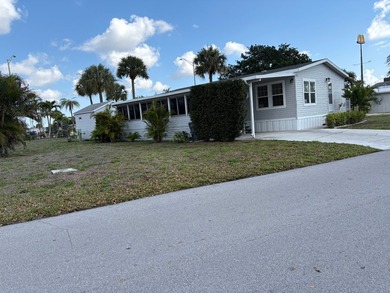 Stunning 3-Bed, 2-Bath Mobile Home in 55+ Gated Community - photo 3