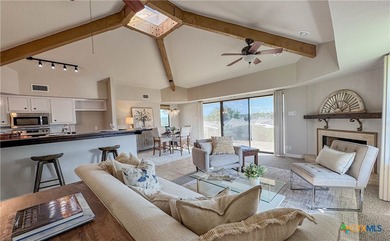 Gorgeous 2 bedroom 2 bath HORSESHOE BAY TOWNHOME - has been - photo 5