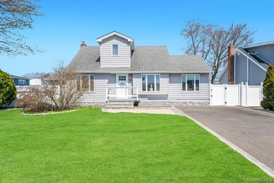 Welcome to this charming 3-bedroom, 2 full bathroom Cape nestled - photo 3