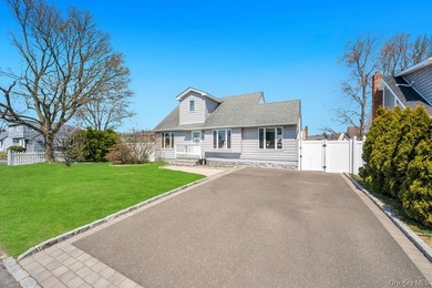 Welcome to this charming 3-bedroom, 2 full bathroom Cape nestled - photo 4