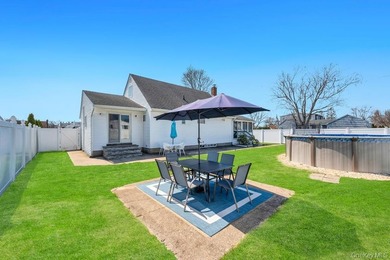 Welcome to this charming 3-bedroom, 2 full bathroom Cape nestled - photo 6