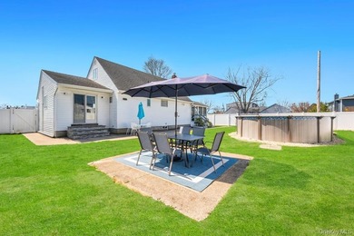 Welcome to this charming 3-bedroom, 2 full bathroom Cape nestled - photo 9
