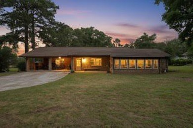 COMPLETELY RENOVATED & MOVE-IN READY! This stunning 3 bedroom, 2 - photo 1