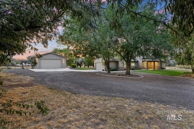 This stunning home in the gated community Kanaka Rapids blends - photo 4