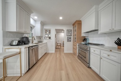 COMPLETELY RENOVATED & MOVE-IN READY! This stunning 3 bedroom, 2 - photo 9