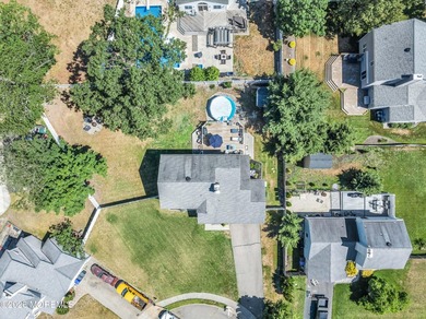 Welcome to this spacious 2 story colonial in Shelter Cove. This - photo 31
