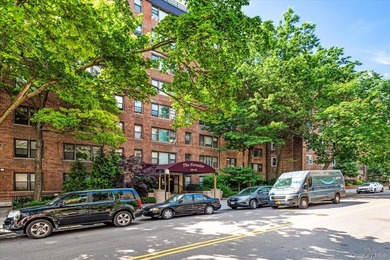 Spacious Studio in Prime Forest Hills - Low Maintenance, Pet - photo 2