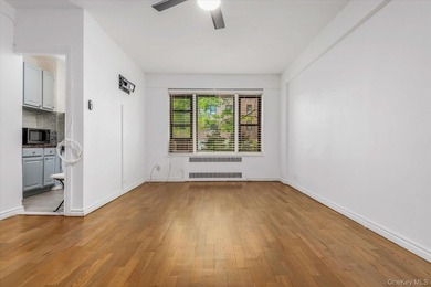 Spacious Studio in Prime Forest Hills - Low Maintenance, Pet - photo 4