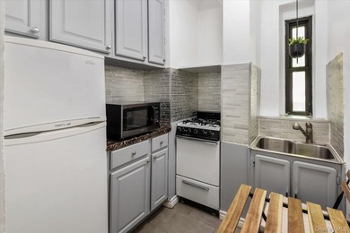Spacious Studio in Prime Forest Hills - Low Maintenance, Pet - photo 7