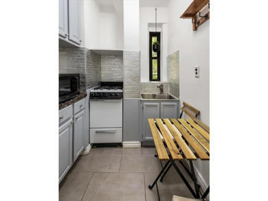 Spacious Studio in Prime Forest Hills - Low Maintenance, Pet - photo 8