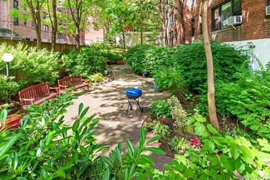 Spacious Studio in Prime Forest Hills - Low Maintenance, Pet - photo 10
