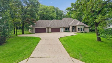 Beautiful and spacious one-level patio home located on a nearly - photo 1