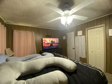 Charming 3 bedroom, 1.5 bathroom home located within the city - photo 16