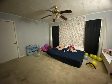 Charming 3 bedroom, 1.5 bathroom home located within the city - photo 17