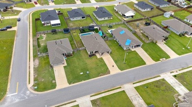 Welcome to this beautifully maintained newer construction home - photo 3