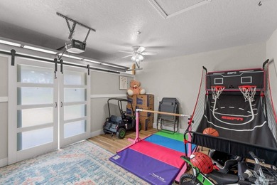 Welcome to this beautifully maintained newer construction home - photo 10